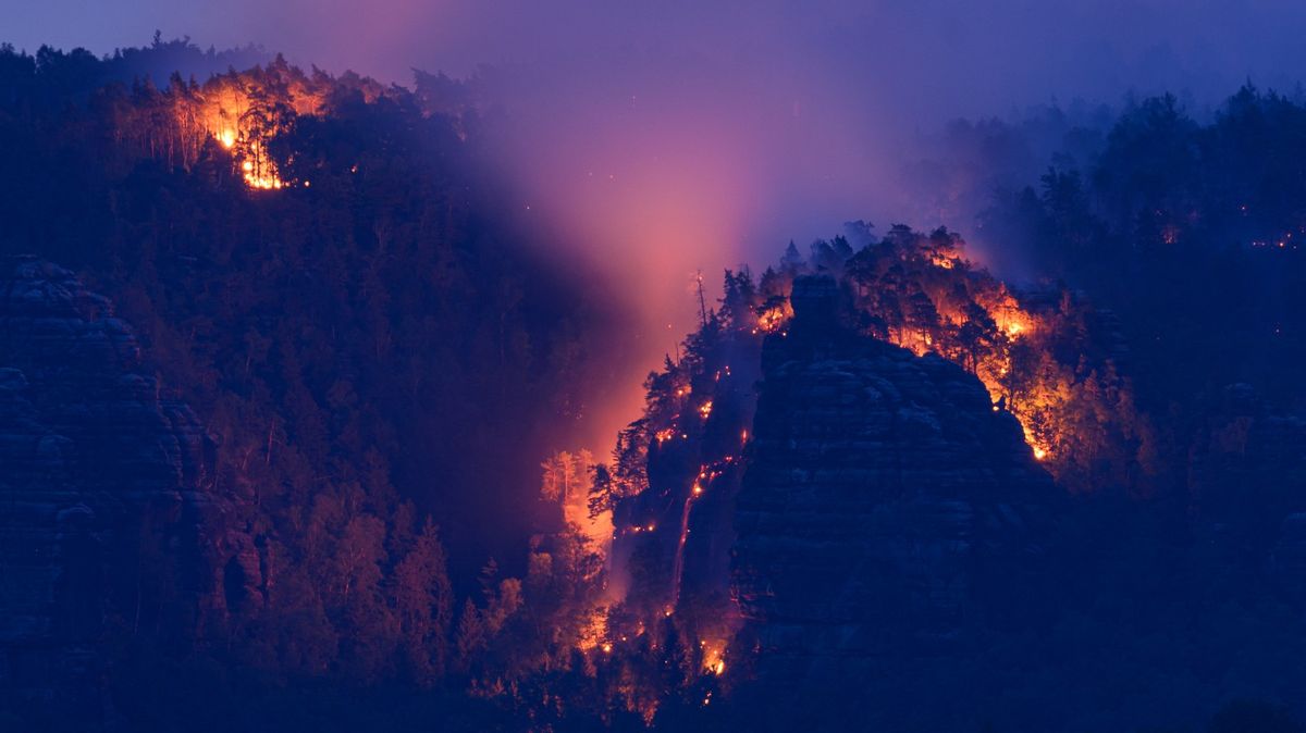 V Sasku hoří čtyřikrát menší plocha, ale na třech místech se požár šíří